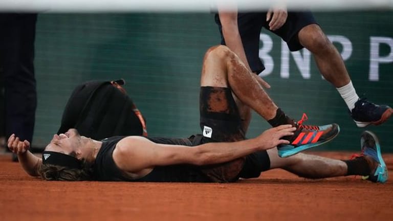 Alexander Zverev liegt nach seiner Verletzung bei den French Open am Boden.