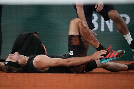 Alexander Zverev liegt nach seiner Verletzung bei den French Open am Boden.