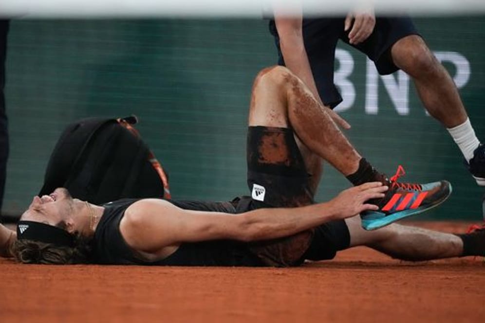 Alexander Zverev liegt nach seiner Verletzung bei den French Open am Boden.