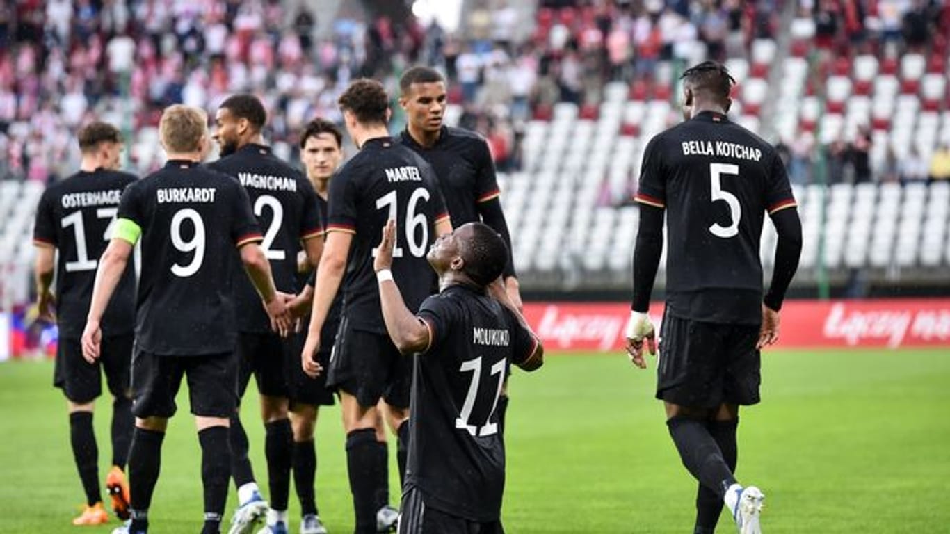 Youssoufa Moukoko (M/11) hat die DFB-Elf mit einem Doppelpack zum Sieg gegen Polen geführt.