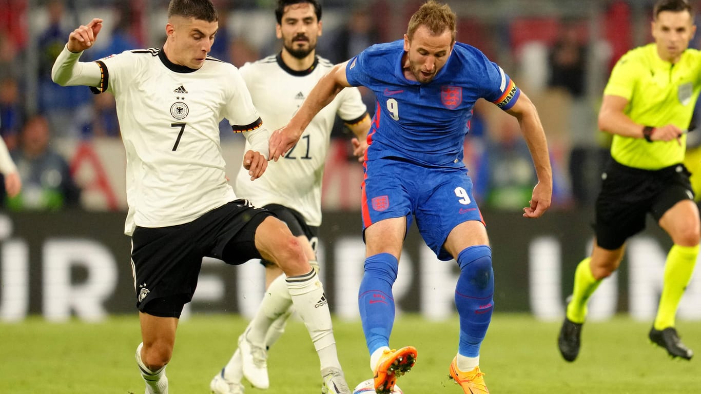 Verbissener Zweikampf: Deutschlands Havertz (li.) gegen Englands Kane.