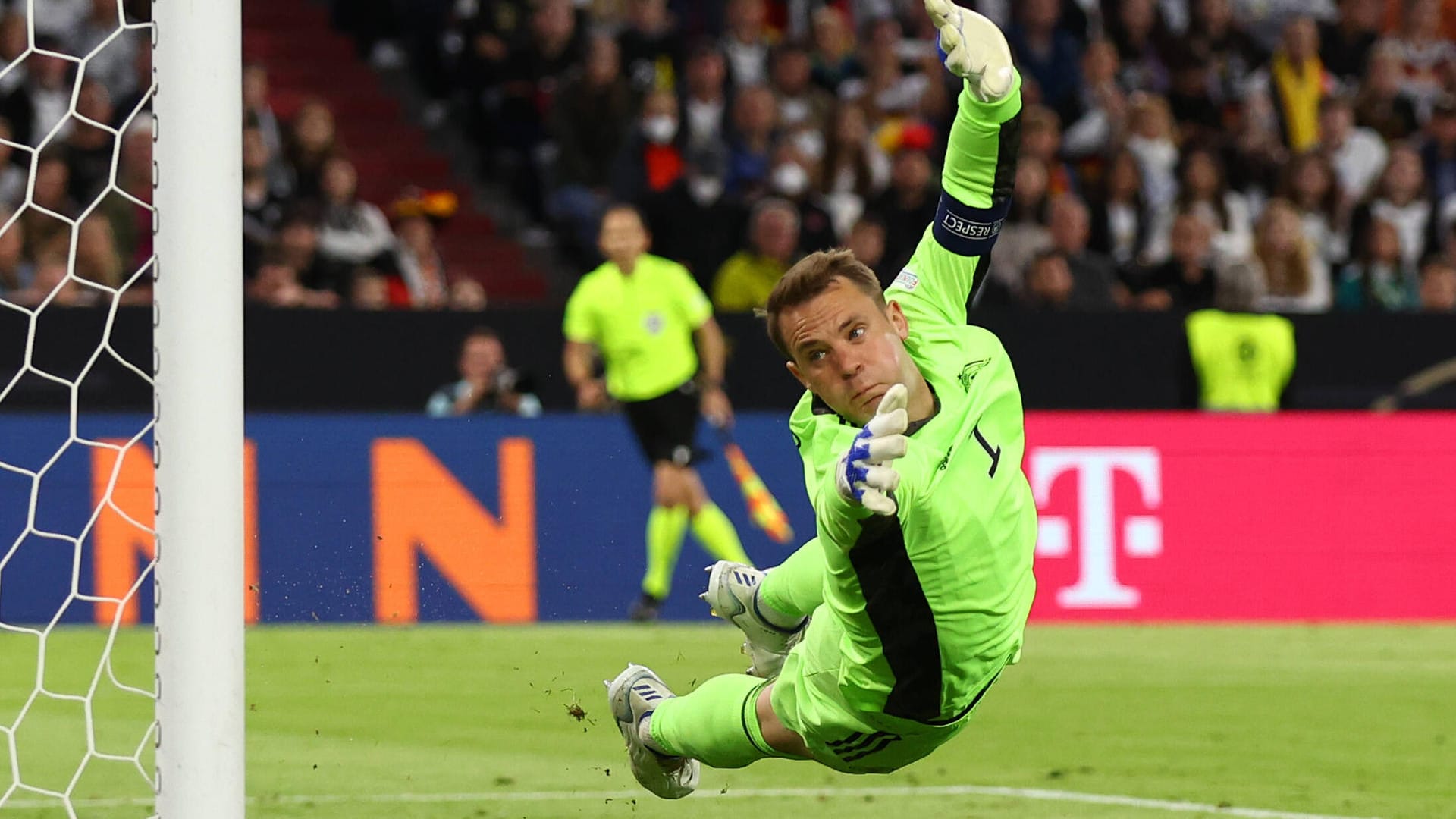 Manuel Neuer: Erstmals in der 7. Minute gefordert, als er einen Distanzschuss der Engländer parierte. Dann lange Zeit ohne Beschäftigung, aber immer anspielbereit für seine Hintermannschaft. Aufmerksam in der Nachspielzeit, als er Sakas Schuss aus spitzem Winkel zur Ecke klärte. Auch bei weiteren Chancen der Gäste immer präsent und mit starken Paraden, wie in der 76. Minute, als er sensationell das 1:1 verhinderte. Beim Elfmetergegentor machtlos. Note 1