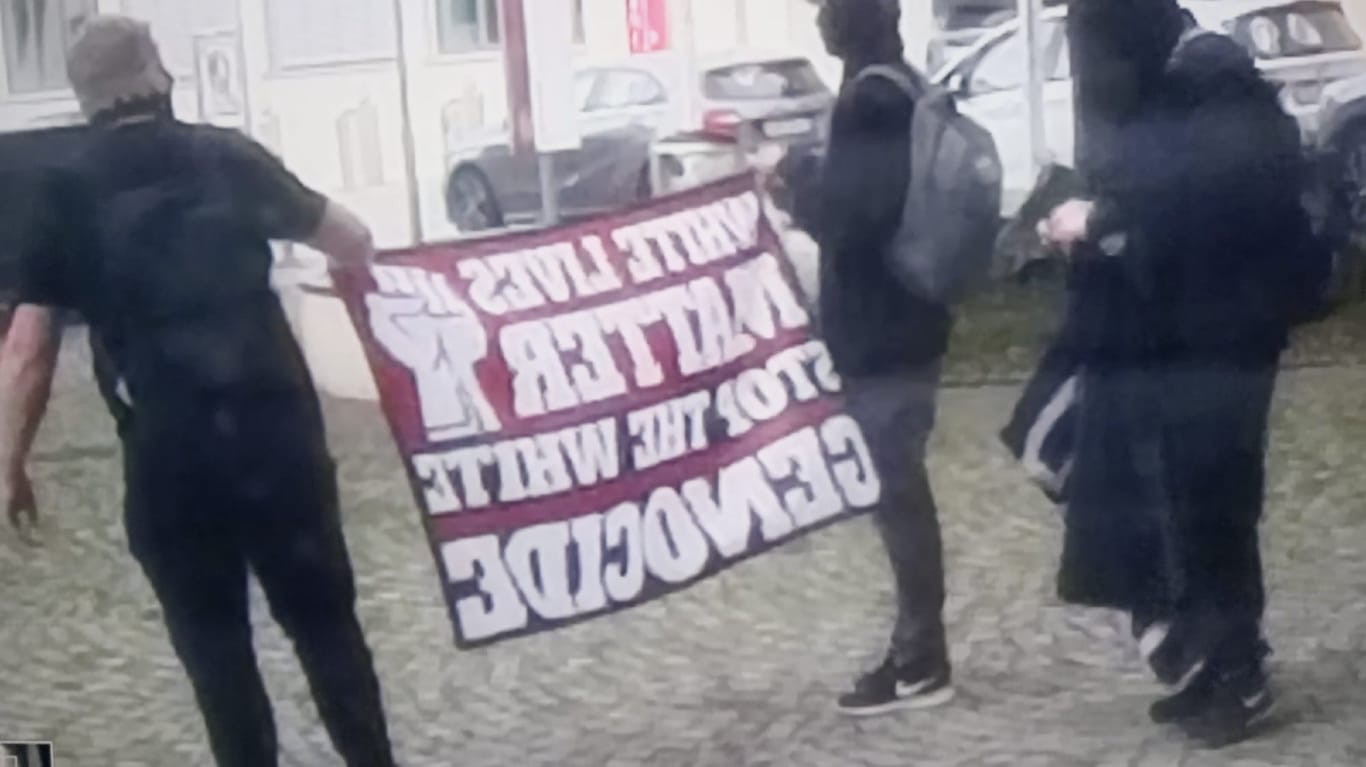 Zwischenfall: Am Jahrestag des Brandanschlags auf die Synagoge in Ulm bauten sich mutmaßliche Rechtsextremisten mit Bannern vor dem Gebäude der jüdischen Gemeinde auf.