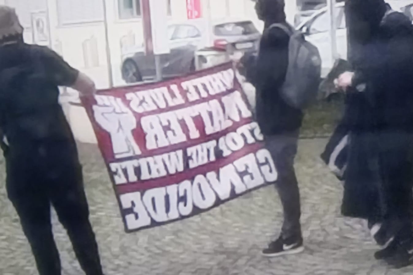 Zwischenfall: Am Jahrestag des Brandanschlags auf die Synagoge in Ulm bauten sich mutmaßliche Rechtsextremisten mit Bannern vor dem Gebäude der jüdischen Gemeinde auf.