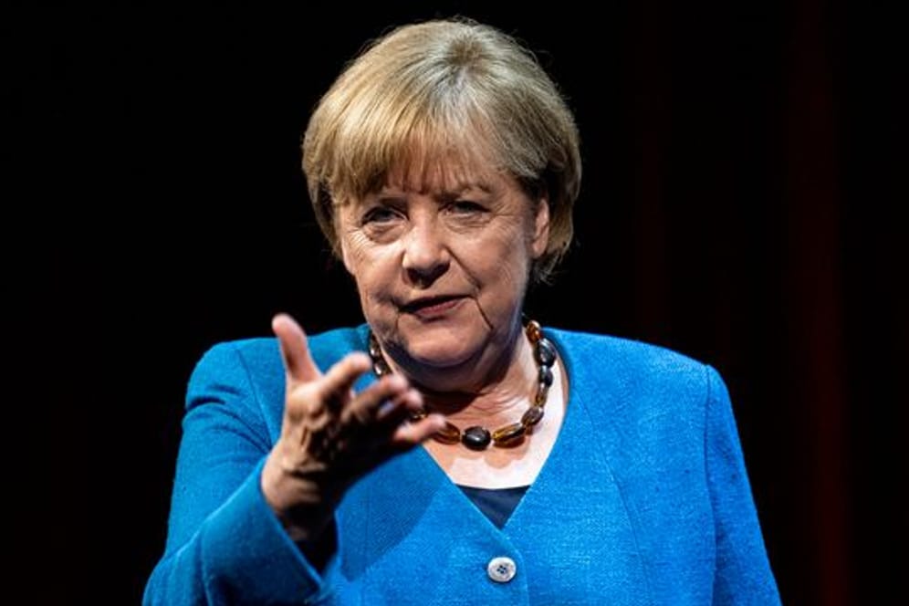 Die ehemalige Bundeskanzlerin Angela Merkel (CDU) spricht im Berliner Ensemble mit Spiegel-Reporter Alexander Osang.
