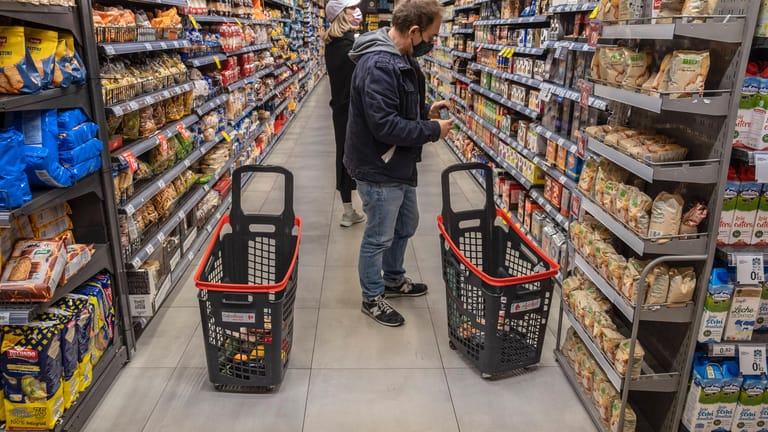 Kunden in einem spanischen Supermarkt (Archivbild): Bald ablaufende Lebensmittel sollen günstiger angeboten werden.