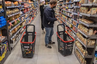 Kunden in einem spanischen Supermarkt (Archivbild): Bald ablaufende Lebensmittel sollen günstiger angeboten werden.
