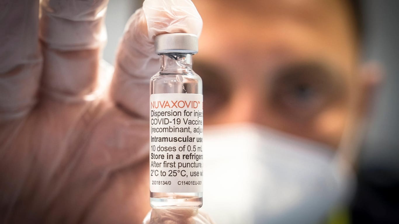 Ein Mann hält eine Ampulle mit dem Impfstoff von Novavax hoch (Archivbild): Experten in den USA raten jetzt auch dort zur Freigabe.