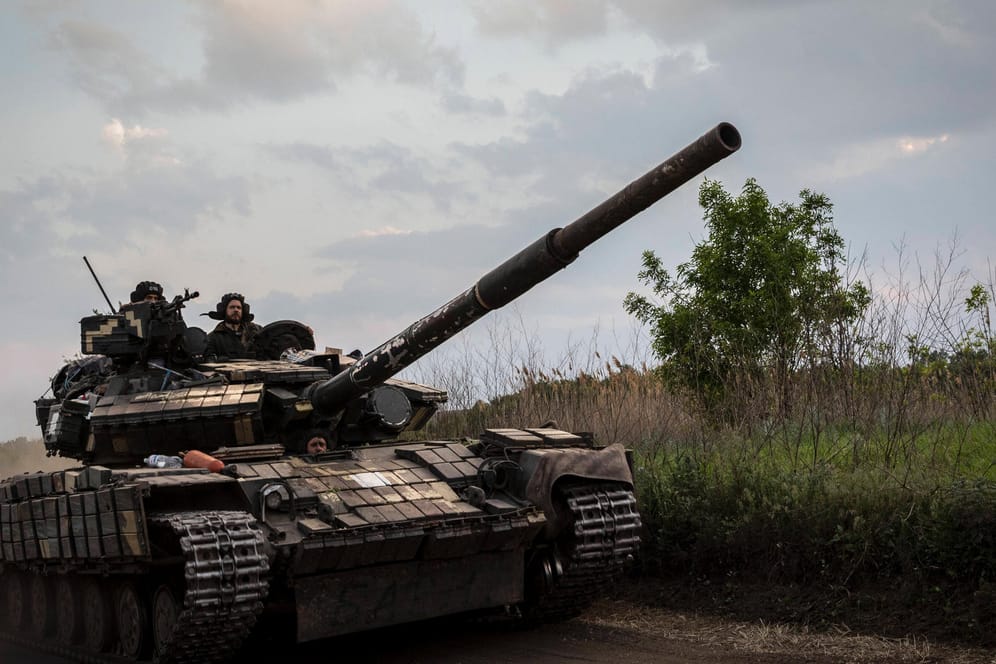 Ein russischer Panzer in der Region Luhansk (Archivbild): Im Osten der Ukraine geht die Offensive Moskaus weiter.
