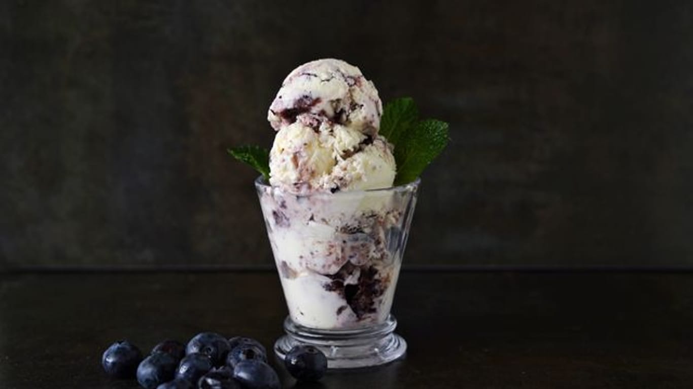 Ganz ohne Eismaschine lässt sich cremiger Frozen Yogurt selbst zaubern.