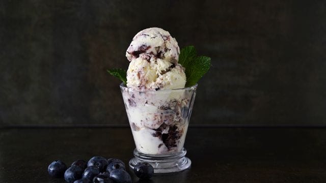 Ganz ohne Eismaschine lässt sich cremiger Frozen Yogurt selbst zaubern.