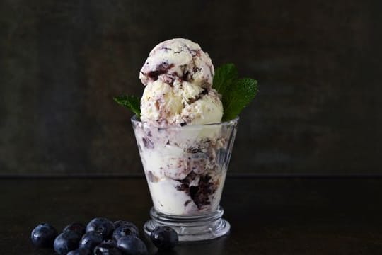 Ganz ohne Eismaschine lässt sich cremiger Frozen Yogurt selbst zaubern.