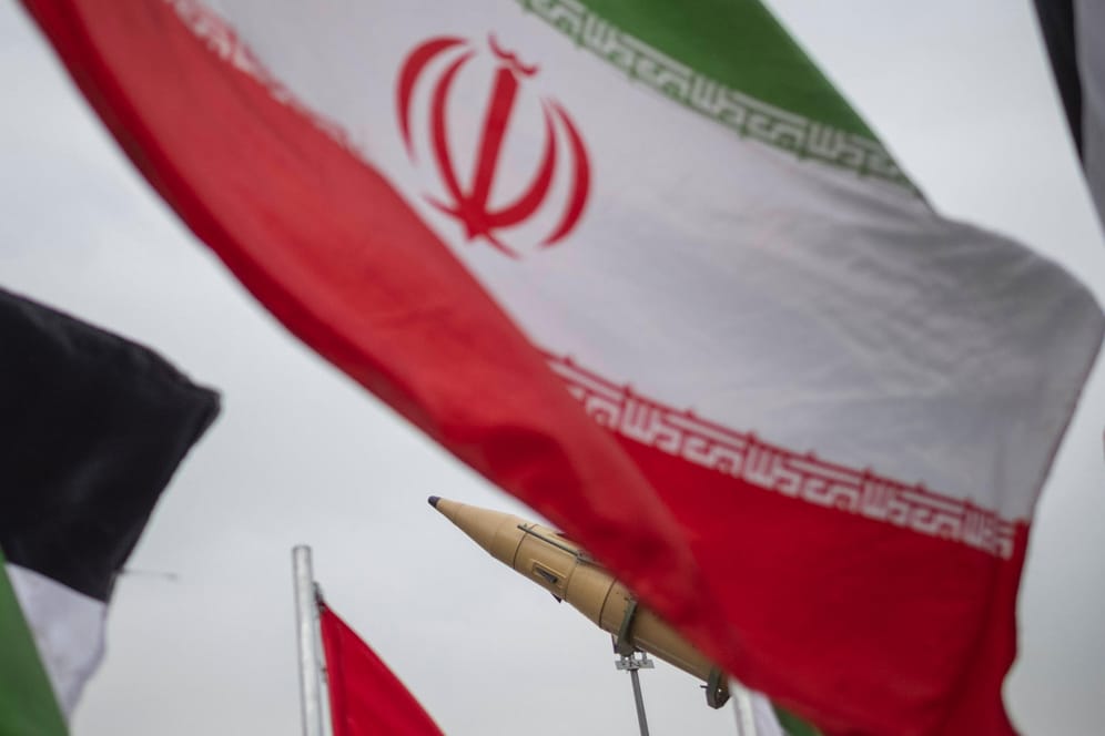 Eine iranische Flagge weht an einem Feiertag in Teheran (Archivbild): Das Land soll zwölf Menschen hingerichtet haben.