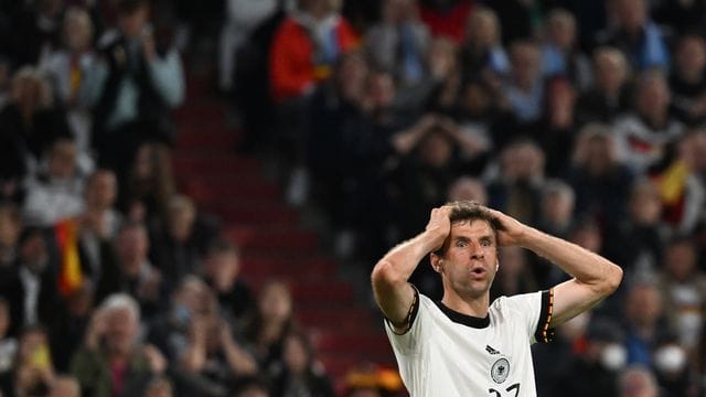 Thomas Müller reagiert nach einer verpassten Torchance.