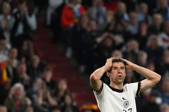 Thomas Müller reagiert nach einer verpassten Torchance.
