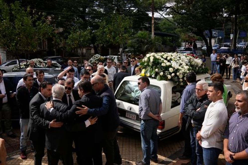 Angehörige nehmen an der Trauerfeier für den ermordeten Anti-Drogen-Staatsanwalt Marcelo Pecci in Asuncion teil.