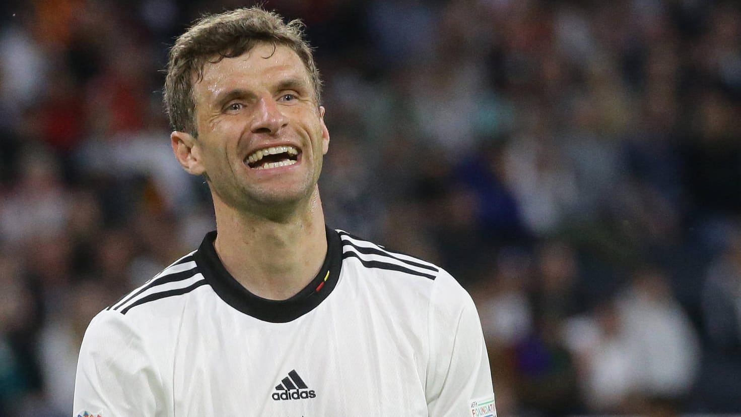 Thomas Müller: Der Bayern-Star nimmt den Ärger um Robert Lewandowski mit Humor.