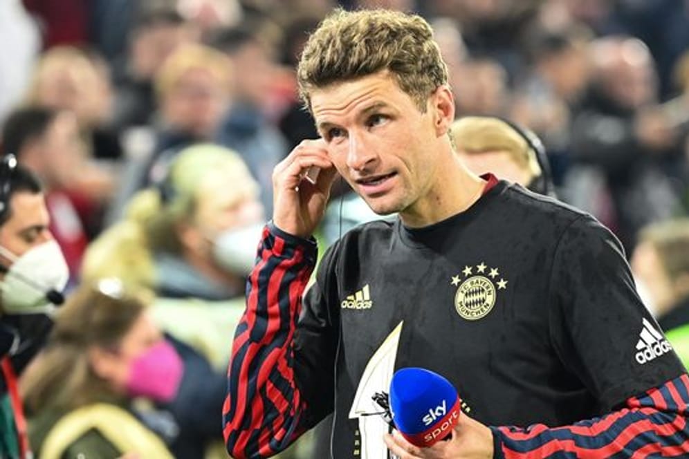 Bayerns Thomas Müller kommt nach einem Spiel zum Interview.