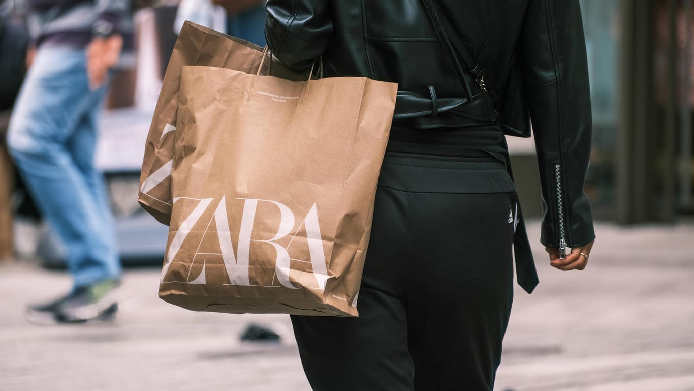 Eine Kundin mit Zara-Tüten (Symbolbild): Der Mutterkonzern Inditex verzeichnet in der ersten Monaten des Jahres deutlich höhere Gewinne.