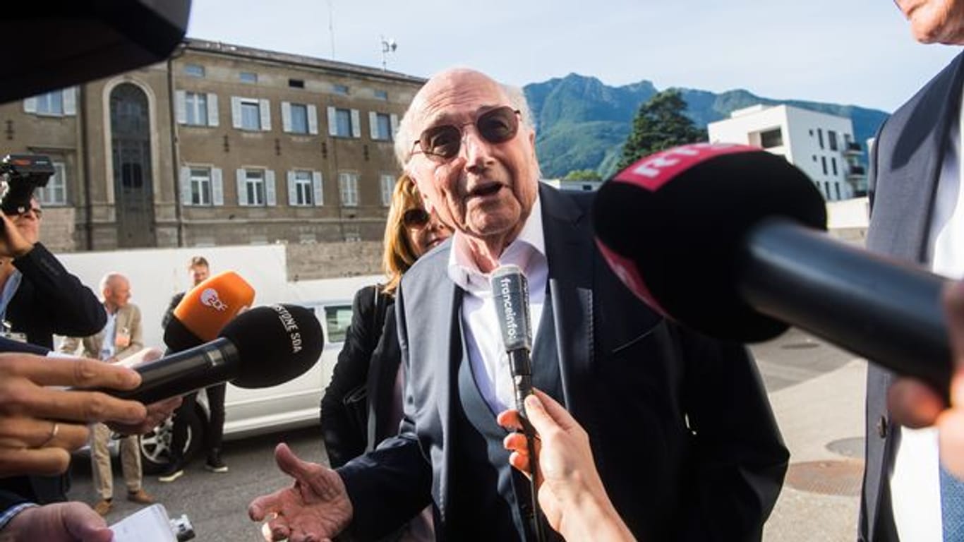 Der frühere FIFA-Präsident Joseph Blatter kommt zu seinem Prozess am Bundesstrafgericht in Bellinzona.
