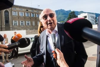 Der frühere FIFA-Präsident Joseph Blatter kommt zu seinem Prozess am Bundesstrafgericht in Bellinzona.