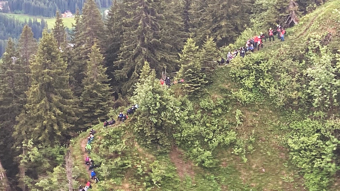 Schüler und eine Lehrergruppe im österreichischen Kleinwalsertal: Zwei Schüler verletzten sich leicht. Schüler und eine Lehrergruppe im österreichischen Kleinwalsertal: Zwei Schüler verletzten sich leicht.