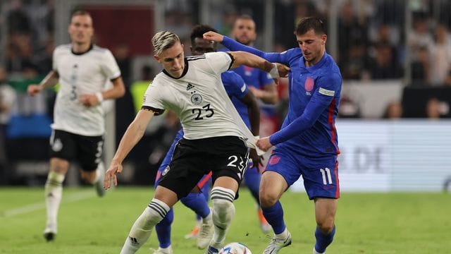 Deutschlands Nico Schlotterbeck und Englands Mason Mount (r) kämpfen um den Ball.