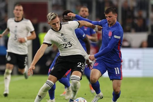 Deutschlands Nico Schlotterbeck und Englands Mason Mount (r) kämpfen um den Ball.