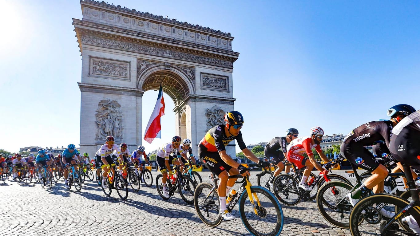 Radfahrer vor dem Triumphbogen: Dieses Bild wird es bei der Tour de France 2024 voraussichtlich nicht geben.