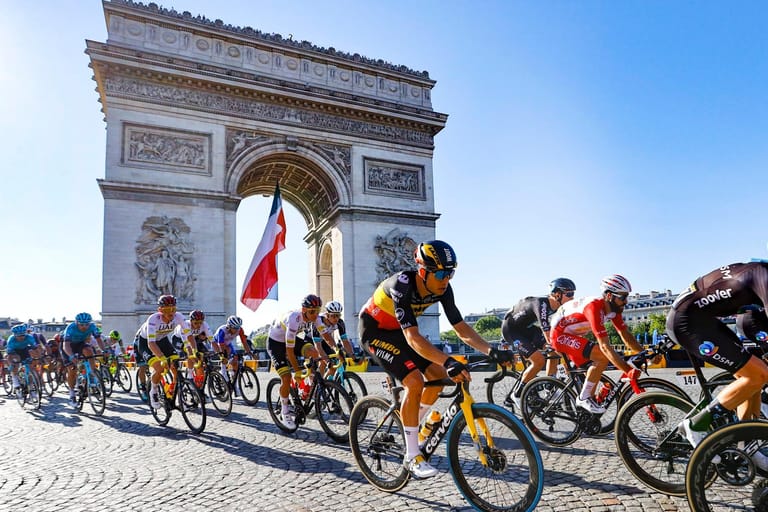Radfahrer vor dem Triumphbogen: Dieses Bild wird es bei der Tour de France 2024 voraussichtlich nicht geben.