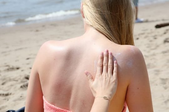 Zig Tonnen Sonnencreme landen jährlich in Gewässern - das hat Folgen für die Lebewesen dort, wie Untersuchungen zeigen. Zig Tonnen Sonnencreme landen jährlich in Gewässern - das hat Folgen für die Lebewesen dort, wie Untersuchungen zeigen.