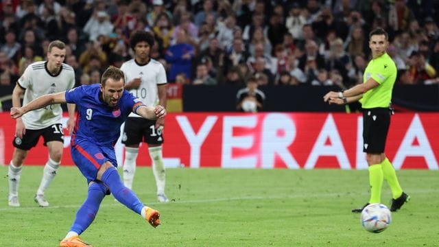 Englands Harry Kane erzielt per Elfmeter das Tor zum 1:1.