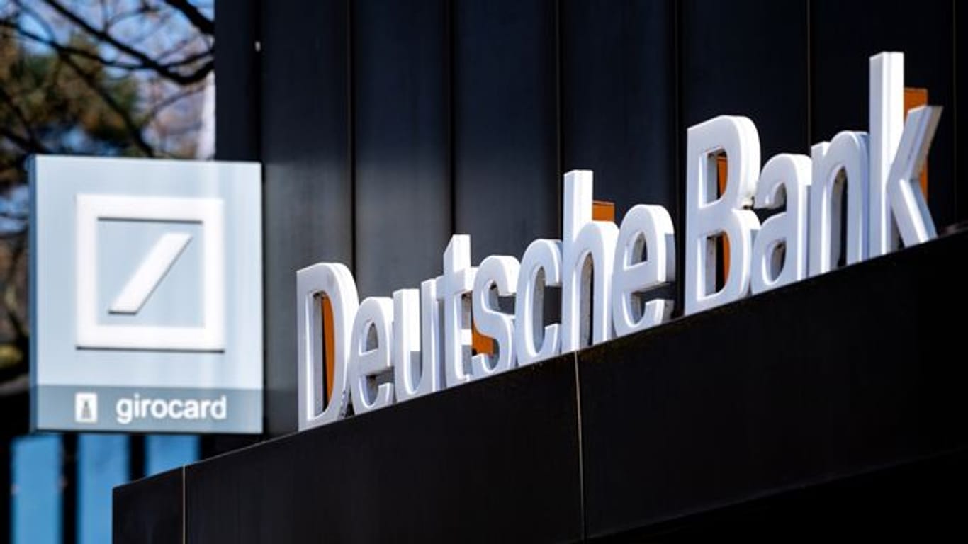 In den meisten Filialen der Deutschen Bank wird es nach Äußerungen des Deutsche-Bank-Managers Lars Stoy Scheine in Zukunft nur noch aus dem Geldautomaten geben.
