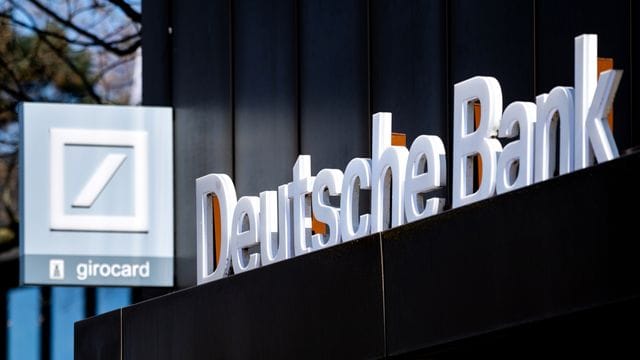 In den meisten Filialen der Deutschen Bank wird es nach Äußerungen des Deutsche-Bank-Managers Lars Stoy Scheine in Zukunft nur noch aus dem Geldautomaten geben. In den meisten Filialen der Deutschen Bank wird es nach Äußerungen des Deutsche-Bank-Managers Lars Stoy Scheine in Zukunft nur noch aus dem Geldautomaten geben.