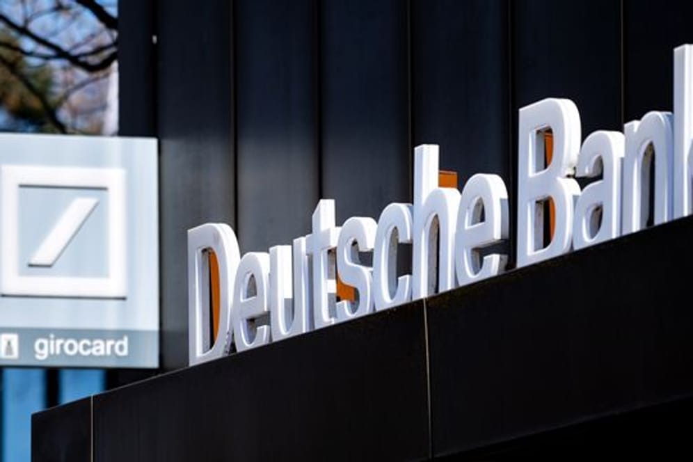 In den meisten Filialen der Deutschen Bank wird es nach Äußerungen des Deutsche-Bank-Managers Lars Stoy Scheine in Zukunft nur noch aus dem Geldautomaten geben.