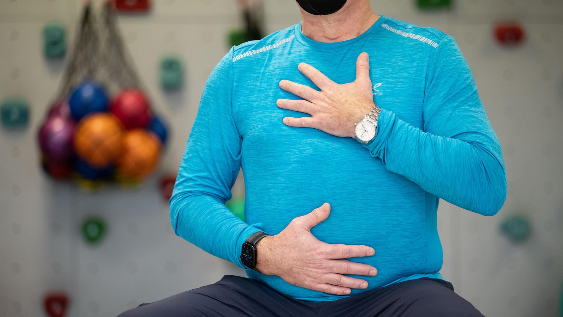 Long Covid: Ein Patient macht ein Atemtraining in einem Gymnastikraum der Klinik Teutoburger Wald, eine Reha-Klinik für Post-Covid Erkrankte.