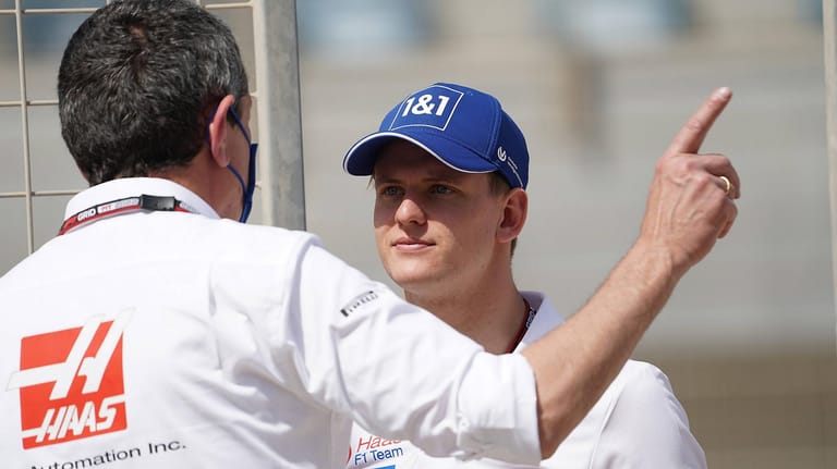 Haas-Teamchef Steiner (li.) und Pilot Schumacher: Der Deutsche wartet auf seine ersten Punkte in der Formel 1.
