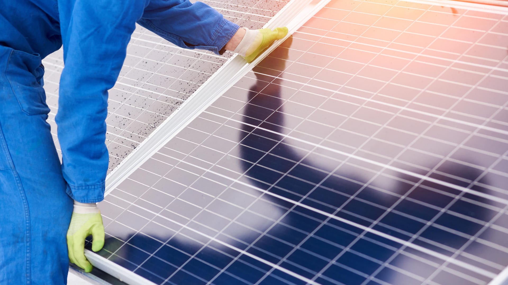 Solaranlage: Die Panels sollten mit einer leichten Neigung angebracht werden.