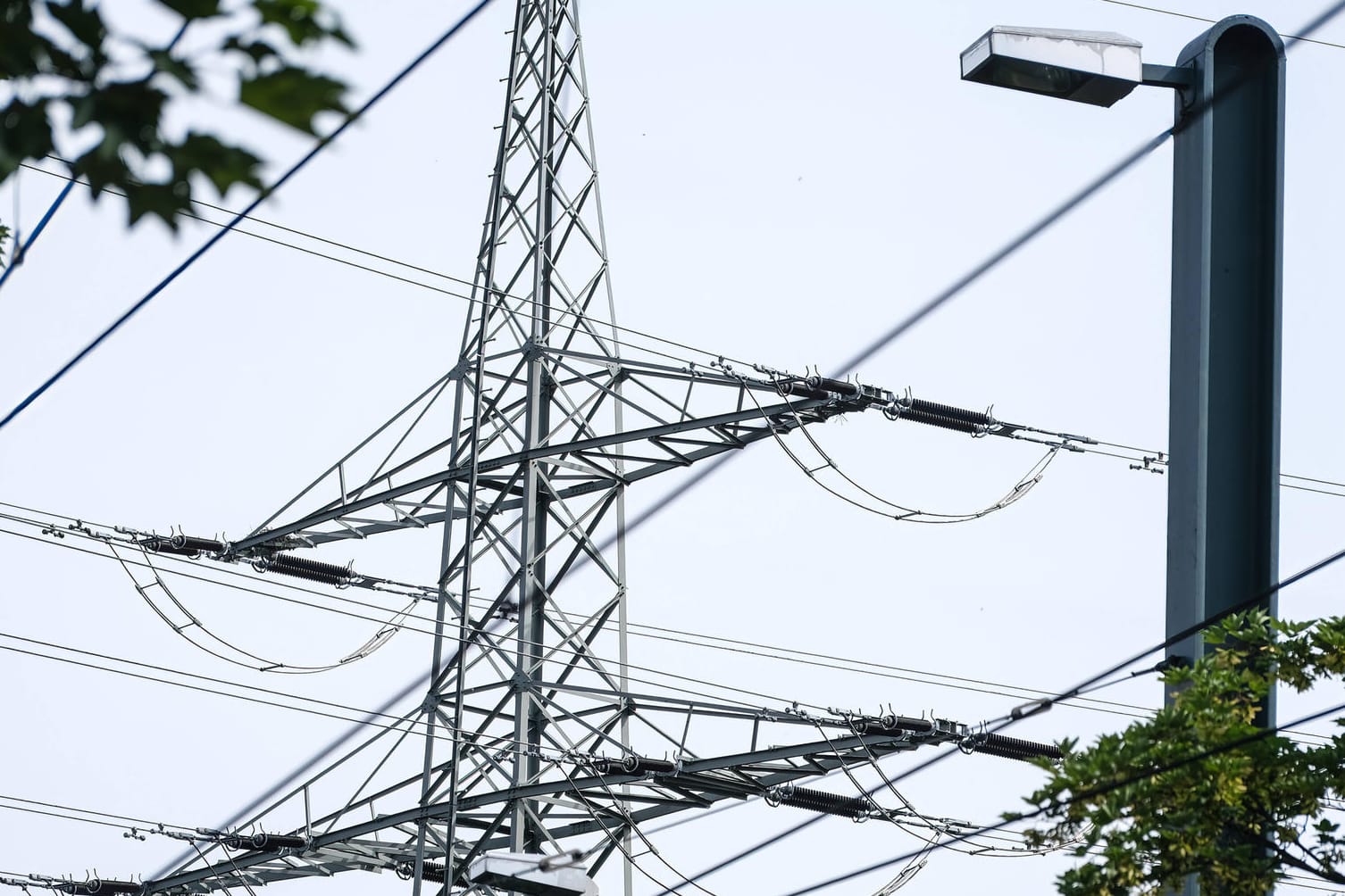 Strommast (Symbolbild): Das EU-Parlament hat gegen die Ausweitung des europäischen Emissionshandels gestimmt.