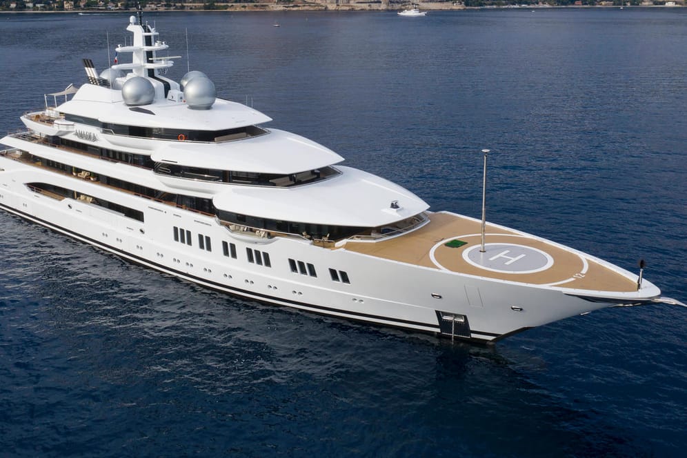 Die "Amadea" 2019 im Mittelmeer: Die Jacht ist mit einem Helikopter-Landeplatz, Pool, Jacuzzi und Wintergarten ausgestattet.