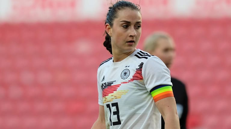 Sabrina Däbritz: Die PSG-Spielerin ist hinter Alexandra Popp und Svenja Huth die dritte Kapitänin der Nationalmannschaft.
