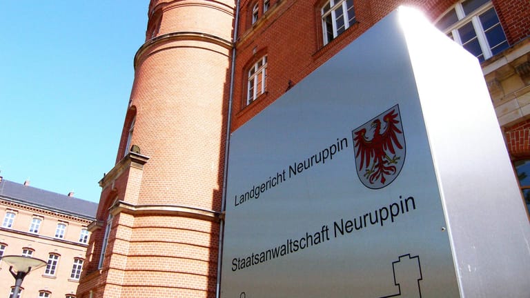 Landgericht Neuruppin (Archivbild): Ein Mann wird wegen zweifachen Mordes angeklagt.