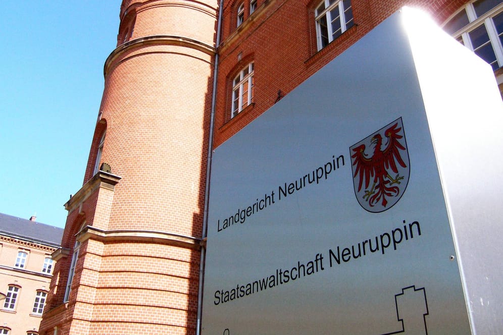 Landgericht Neuruppin (Archivbild): Ein Mann wird wegen zweifachen Mordes angeklagt.