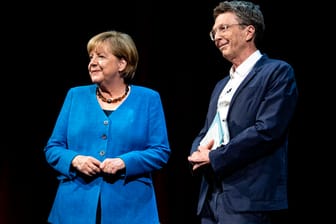 Angela Merkel und Alexander Osang im Berliner Ensemble: Die ehemalige Bundeskanzlerin stellte sich den Fragen des Journalisten.