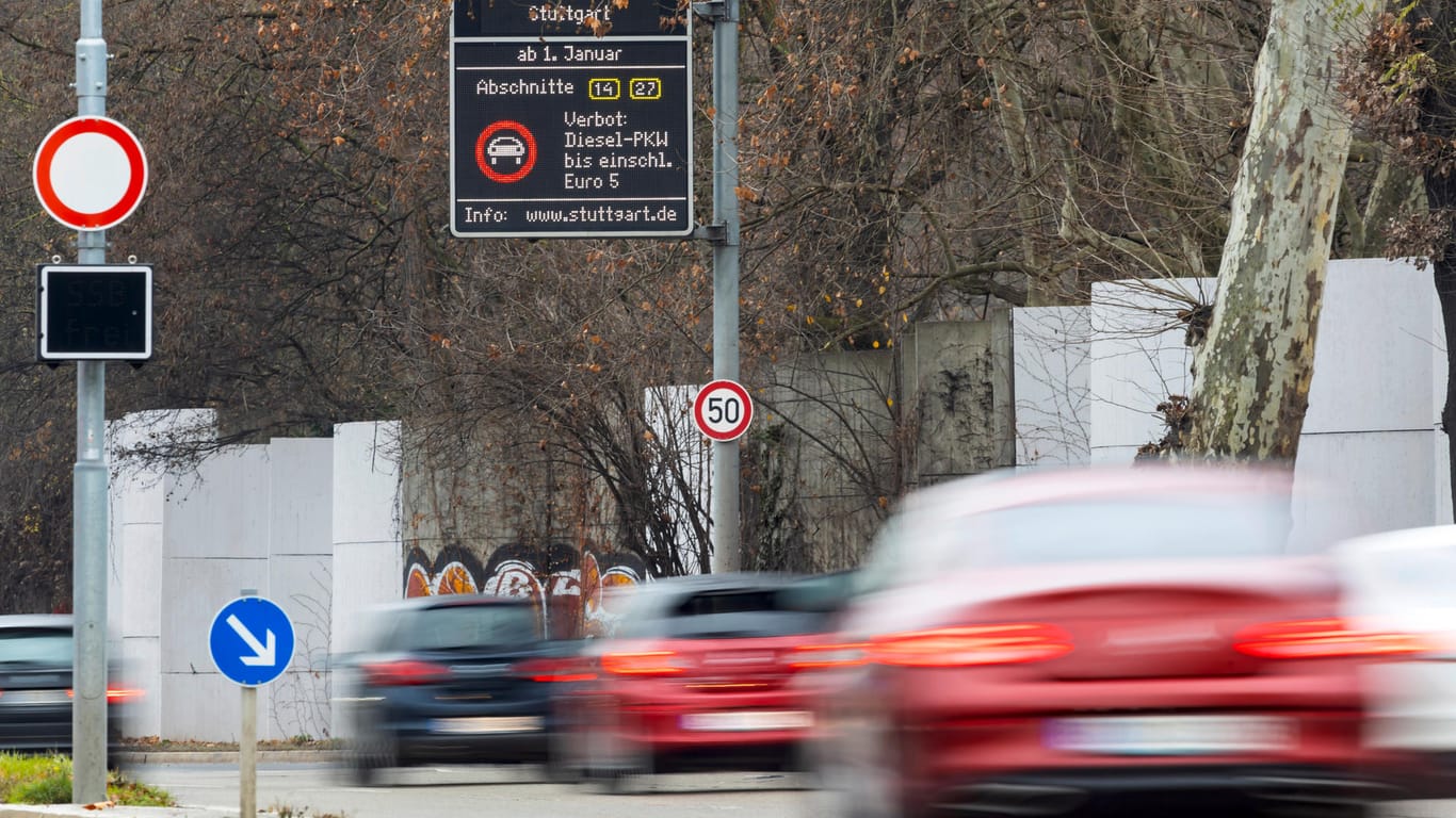 Autoverkehr: Das EU-Parlament will den Verkauf von Neuwagen mit Verbrennungsmotor ab 2035 verbieten.