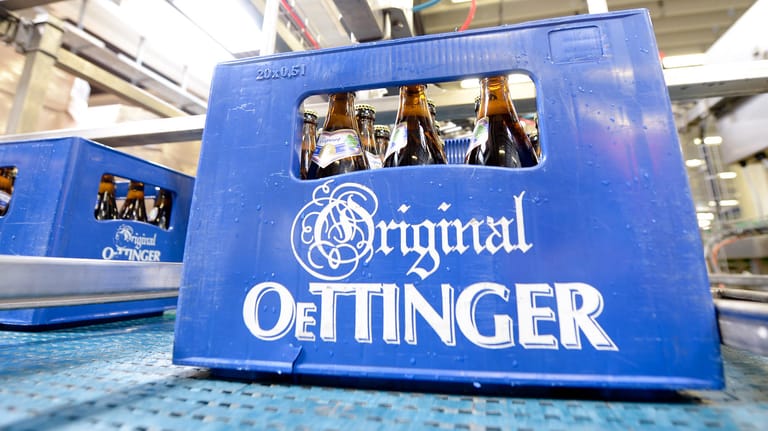 Eine Kiste Oettinger-Bier: Zum Jahresende 2022 schließt die Oettinger-Brauerei ihren Standort in Gotha.