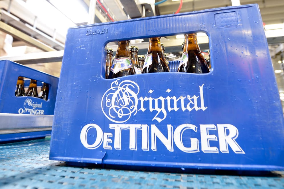Eine Kiste Oettinger-Bier: Zum Jahresende 2022 schließt die Oettinger-Brauerei ihren Standort in Gotha.