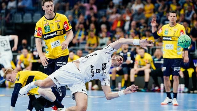 Bjarte Hakon Myrhol (r) setzt sich mit dem THW Kiel bei den Rhein-Neckar Löwen durch. Bjarte Hakon Myrhol (r) setzt sich mit dem THW Kiel bei den Rhein-Neckar Löwen durch.