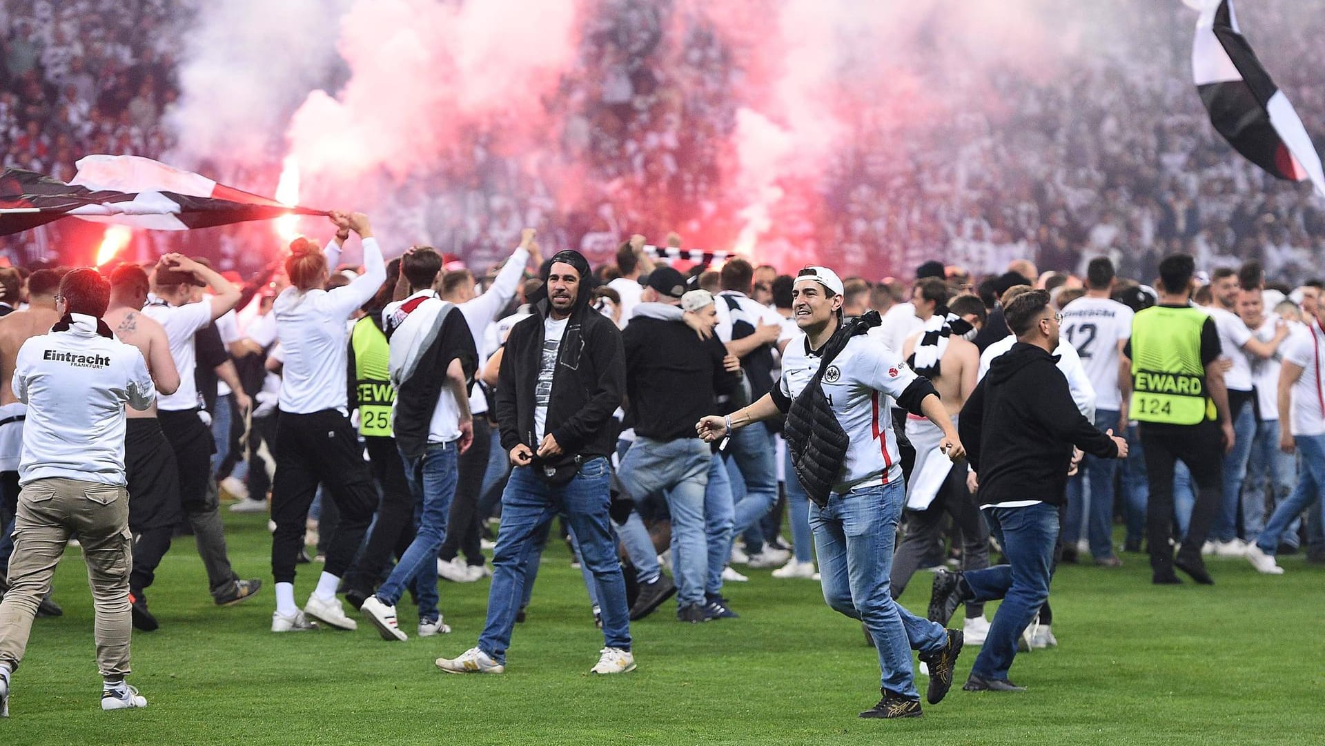 Hochschlagende Emotionen: Nach dem Europa-League-Halbfinalrückspiel gegen West Ham stürmten Frankfurter Fans aufs Spielfeld. Hochschlagende Emotionen: Nach dem Europa-League-Halbfinalrückspiel gegen West Ham stürmten Frankfurter Fans aufs Spielfeld.