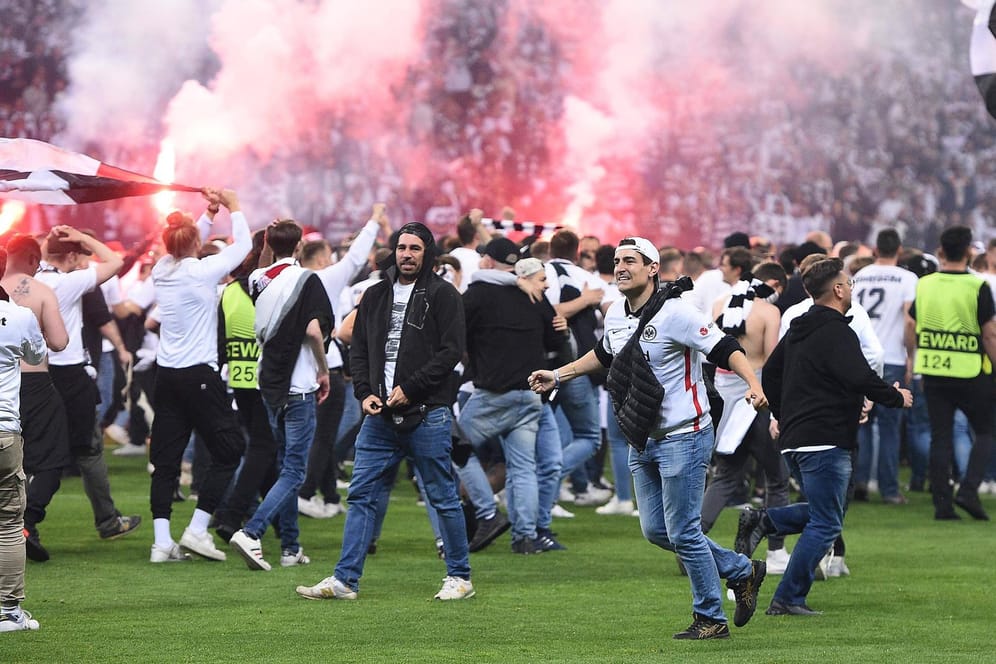 Hochschlagende Emotionen: Nach dem Europa-League-Halbfinalrückspiel gegen West Ham stürmten Frankfurter Fans aufs Spielfeld.